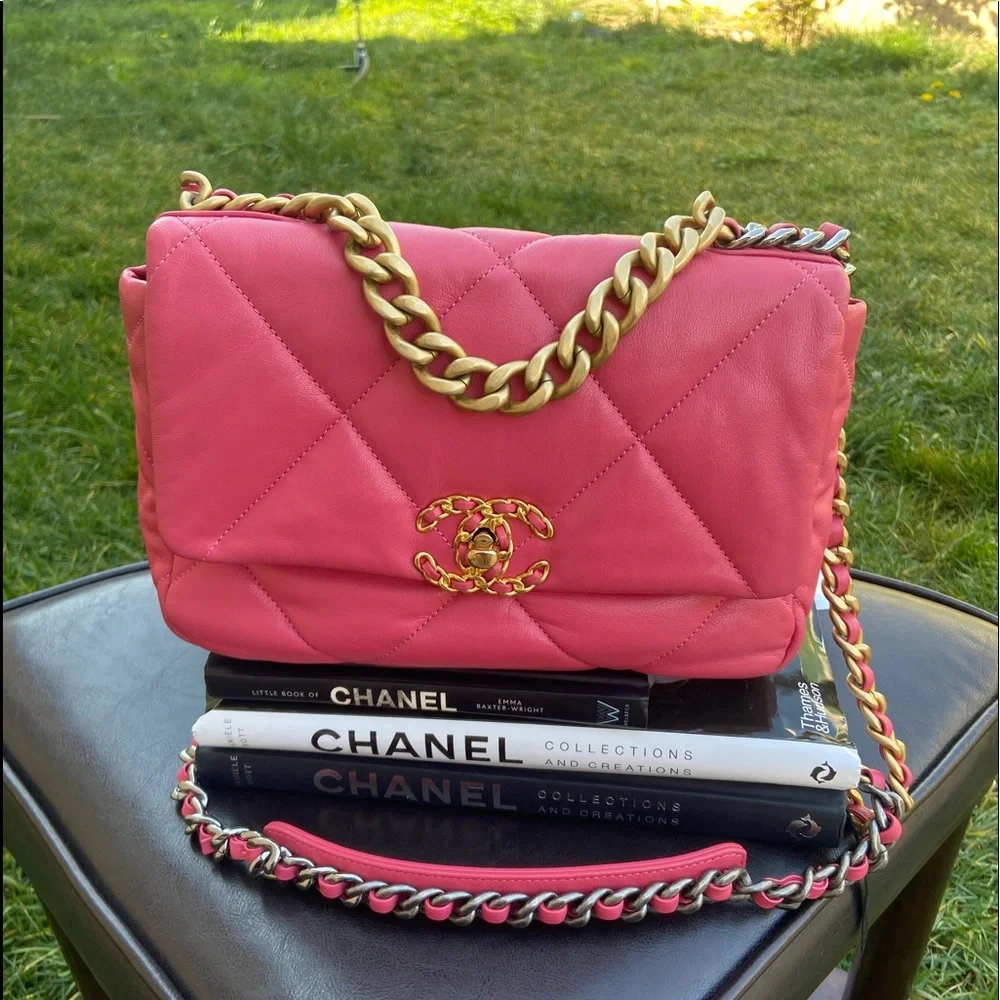 Chanel 19 - Picture 1 of 16